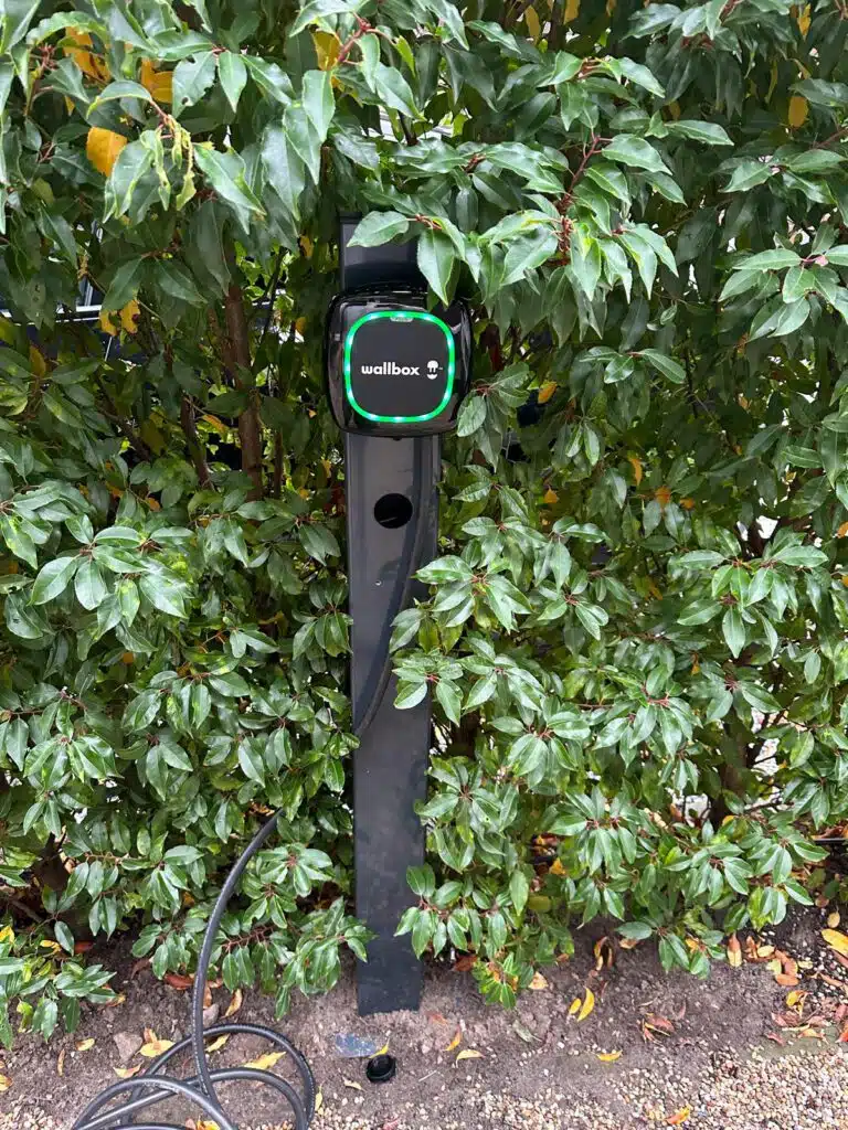 Wallbox Pulsar Plus montage paal installatie